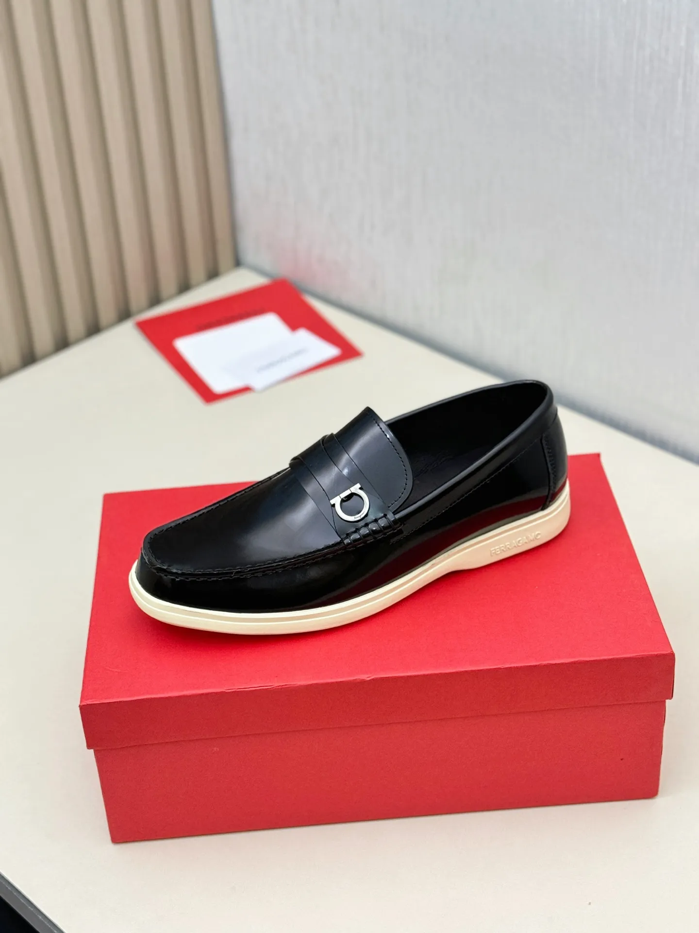 [Ferragamo] P: 580💰 Number of yards: 38~44 (45 orders are non-returnable) Ferragam's new men's driving shoes, the fabric is made of imported cowhide, with visible texture, heavy industrial stitching, dyed calfskin inside, standard logo cowhide feet, big-name experience, soft and comfortable on the feet, a men's favorite, special non-slip and wear-resistant rubber soles, easy to handle various occasions, with original box packaging!
